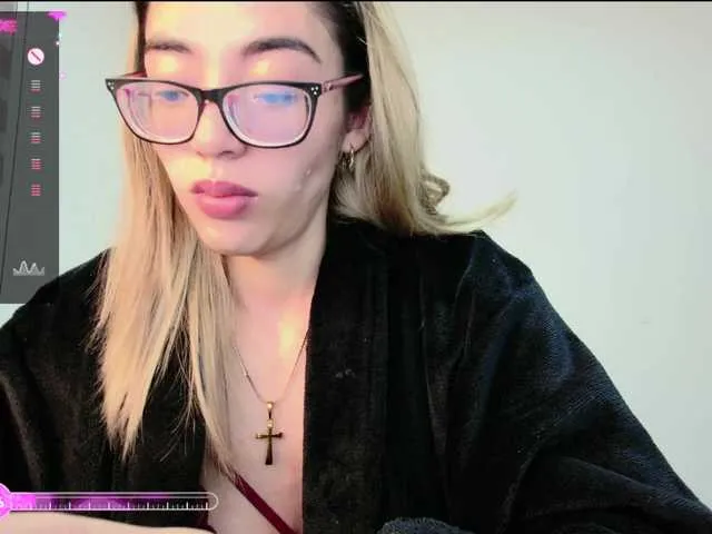 Charlotte-glasses – webcam model profile photo